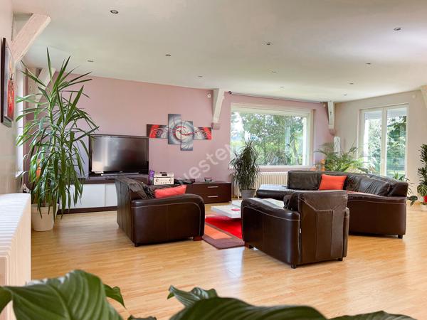 A VENDRE à Château-Gontier sur Mayenne maison familiale de 240m² - 5 chambres - proche commerces.