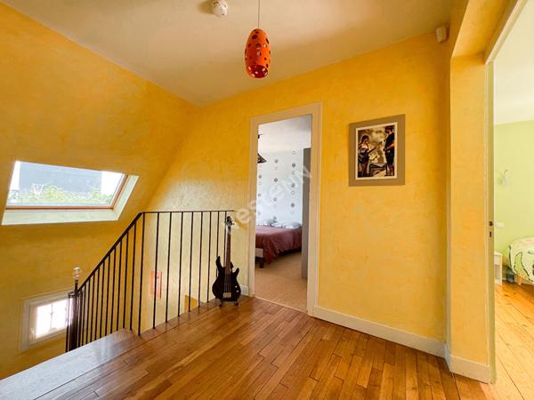 A VENDRE à Château-Gontier sur Mayenne maison familiale de 240m² - 5 chambres - proche commerces.