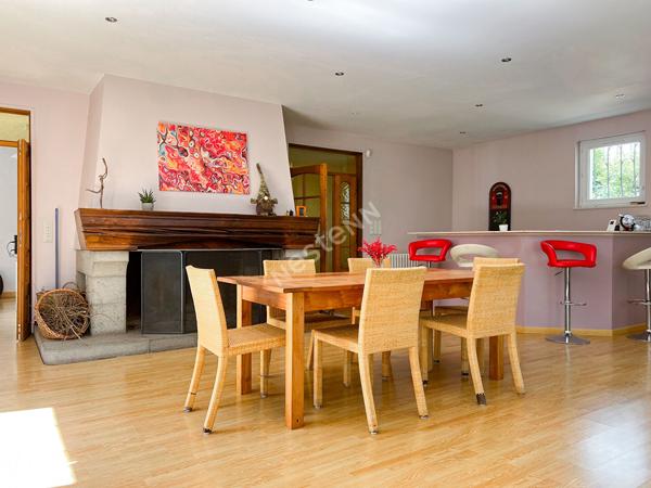 A VENDRE à Château-Gontier sur Mayenne maison familiale de 240m² - 5 chambres - proche commerces.