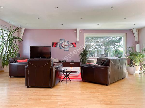 A VENDRE à Château-Gontier sur Mayenne maison familiale de 240m² - 5 chambres - proche commerces.