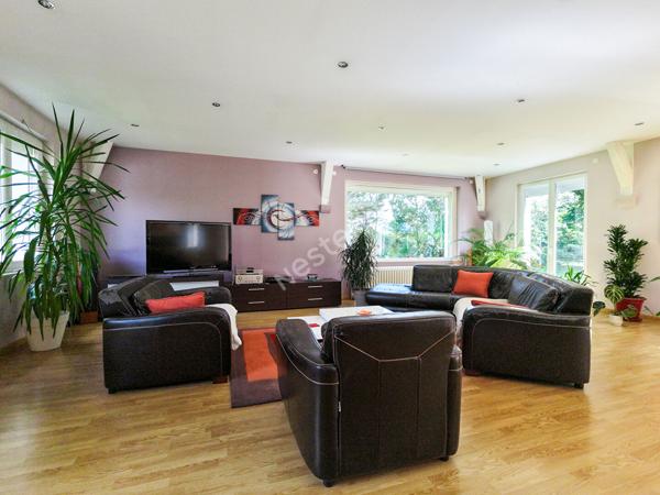 A VENDRE à Château-Gontier sur Mayenne maison familiale de 240m² - 5 chambres - proche commerces.
