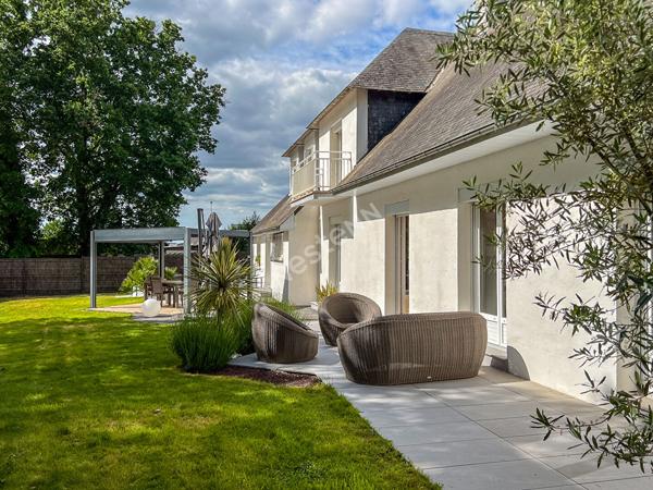 A VENDRE à Château-Gontier sur Mayenne maison familiale de 240m² - 5 chambres - proche commerces.