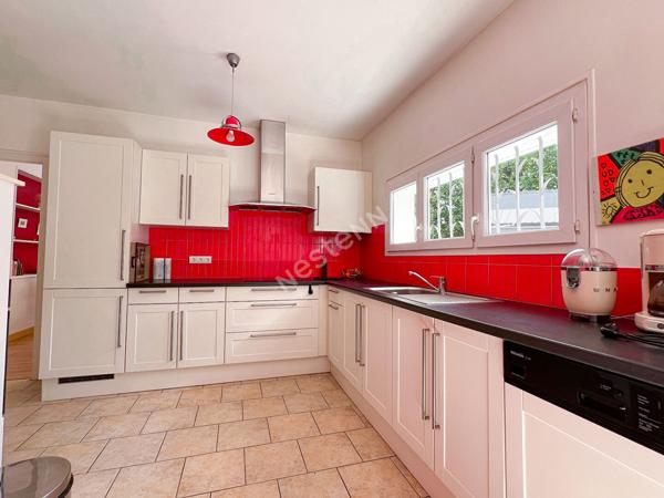 A VENDRE à Château-Gontier sur Mayenne maison familiale de 240m² - 5 chambres - proche commerces.