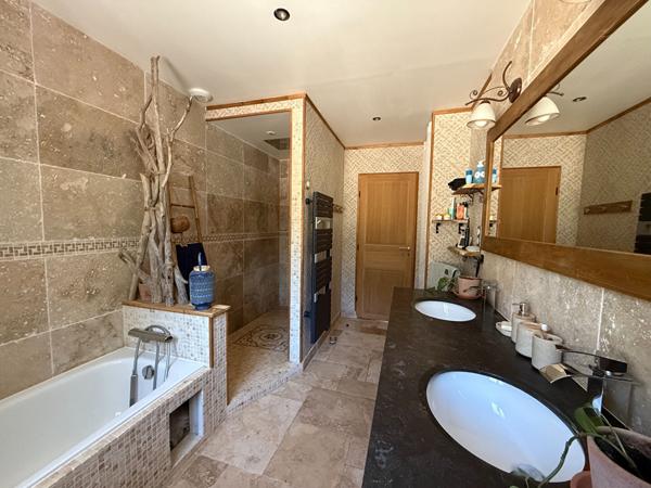 A VENDRE 83470 SAINT MAXIMIN LA SAINTE BAUME MAISON PLAIN PIED DE 95 M2 SUR 588 M2 DE JARDIN PISCINE