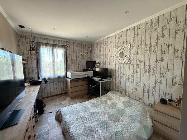 A VENDRE 83470 SAINT MAXIMIN LA SAINTE BAUME MAISON PLAIN PIED DE 95 M2 SUR 588 M2 DE JARDIN PISCINE