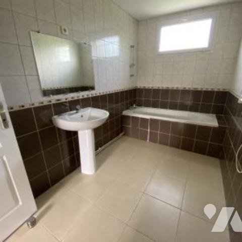 Maison de plain-pied avec 4 chambres et jardin