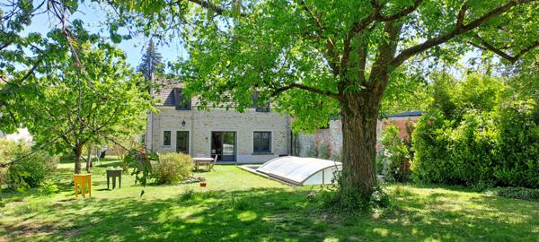 Ensemble immobilier à Lardy bourg comprenant une maison familiale en pierres de 130 m2, un préau, une piscine sur 2095 m2 de terrain arboré.