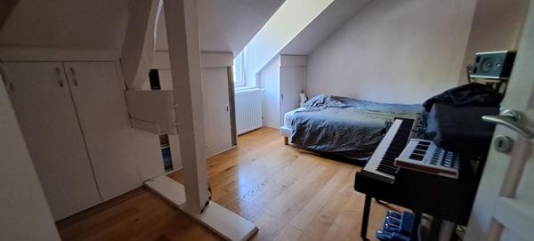 Ensemble immobilier à Lardy bourg comprenant une maison familiale en pierres de 130 m2, un préau, une piscine sur 2095 m2 de terrain arboré.