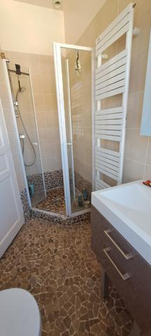 Ensemble immobilier à Lardy bourg comprenant une maison familiale en pierres de 130 m2, un préau, une piscine sur 2095 m2 de terrain arboré.