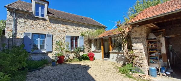 Ensemble immobilier à Lardy bourg comprenant une maison familiale en pierres de 130 m2, un préau, une piscine sur 2095 m2 de terrain arboré.