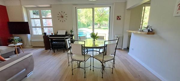 Ensemble immobilier à Lardy bourg comprenant une maison familiale en pierres de 130 m2, un préau, une piscine sur 2095 m2 de terrain arboré.