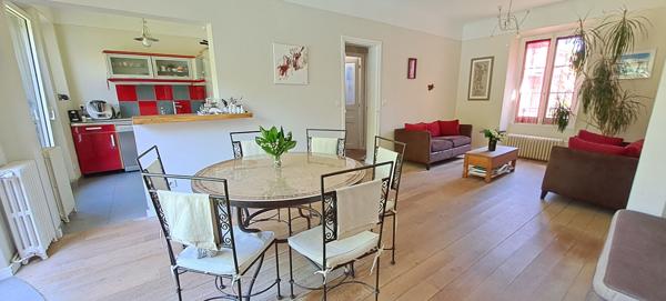 Ensemble immobilier à Lardy bourg comprenant une maison familiale en pierres de 130 m2, un préau, une piscine sur 2095 m2 de terrain arboré.