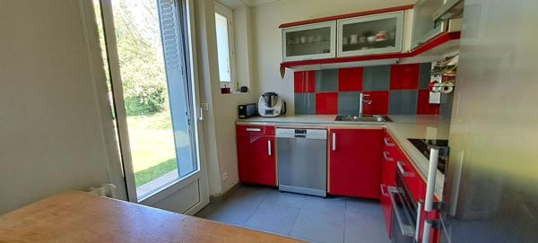 Ensemble immobilier à Lardy bourg comprenant une maison familiale en pierres de 130 m2, un préau, une piscine sur 2095 m2 de terrain arboré.