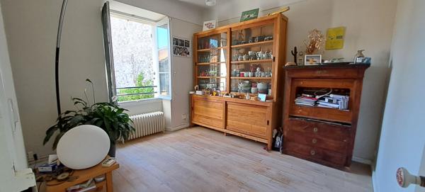 Ensemble immobilier à Lardy bourg comprenant une maison familiale en pierres de 130 m2, un préau, une piscine sur 2095 m2 de terrain arboré.