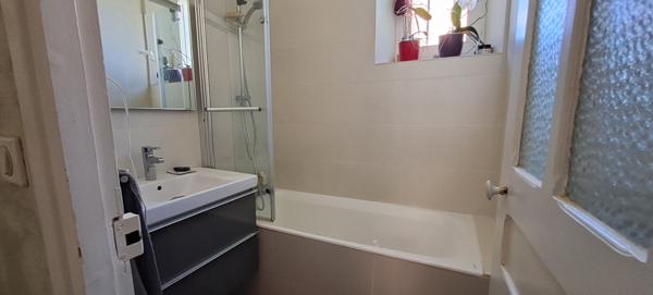 Ensemble immobilier à Lardy bourg comprenant une maison familiale en pierres de 130 m2, un préau, une piscine sur 2095 m2 de terrain arboré.
