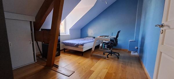 Ensemble immobilier à Lardy bourg comprenant une maison familiale en pierres de 130 m2, un préau, une piscine sur 2095 m2 de terrain arboré.