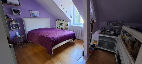 Ensemble immobilier à Lardy bourg comprenant une maison familiale en pierres de 130 m2, un préau, une piscine sur 2095 m2 de terrain arboré.