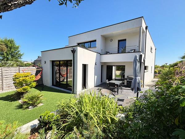 Maison contemporaine à vendre à Bourgbarré - 6 pièces, 4 chambres, 202 m²