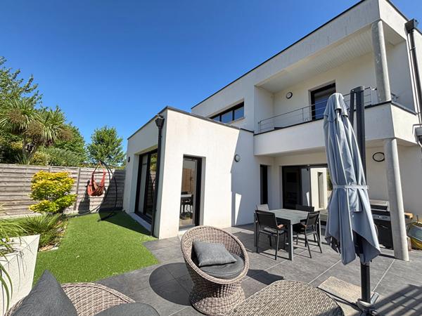 Maison contemporaine à vendre à Bourgbarré - 6 pièces, 4 chambres, 202 m²