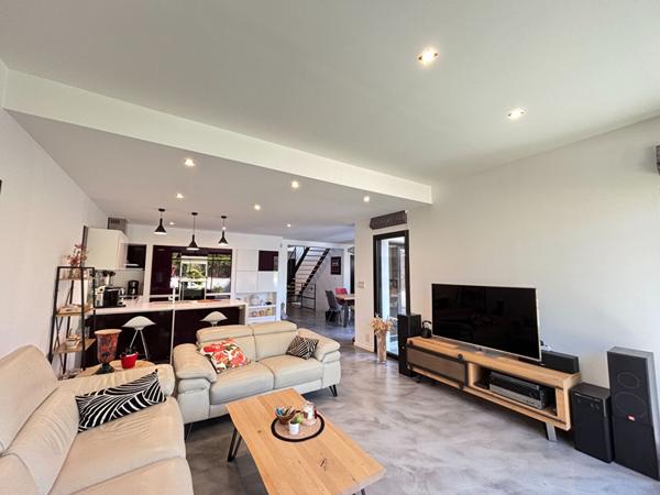 Maison contemporaine à vendre à Bourgbarré - 6 pièces, 4 chambres, 202 m²