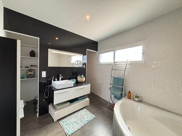 Maison contemporaine à vendre à Bourgbarré - 6 pièces, 4 chambres, 202 m²