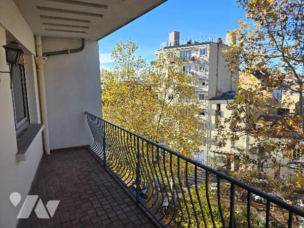 Appartement de type 4 de 98 m² au 5 éme étages, situé en centre-ville.