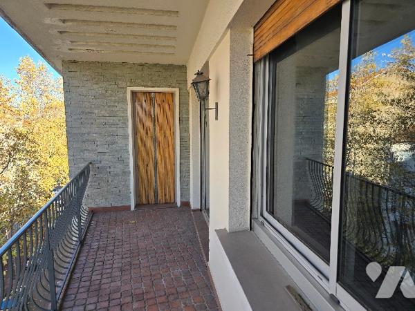 Appartement de type 4 de 98 m² au 5 éme étages, situé en centre-ville.