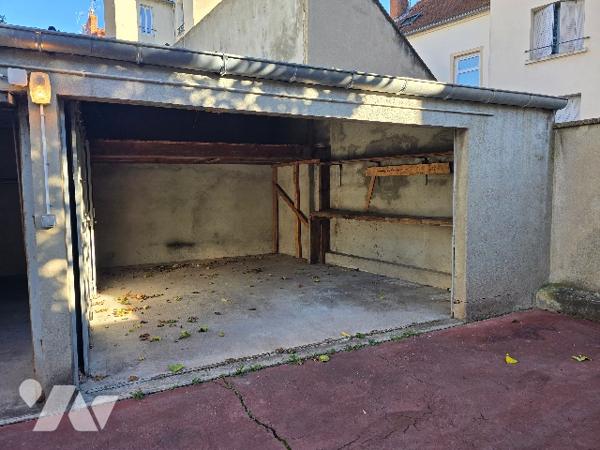 Appartement de type 4 de 98 m² au 5 éme étages, situé en centre-ville.