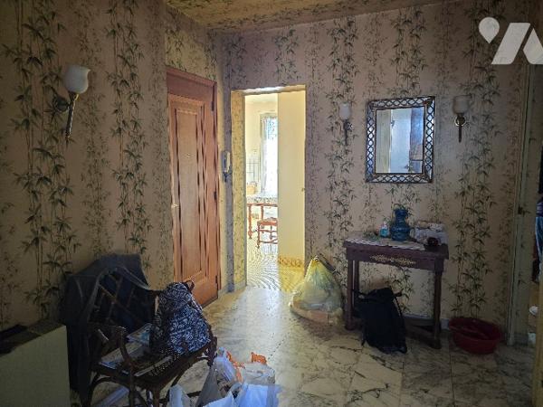 Appartement de type 4 de 98 m² au 5 éme étages, situé en centre-ville.