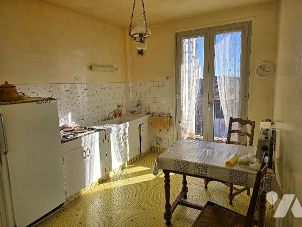 Appartement de type 4 de 98 m² au 5 éme étages, situé en centre-ville.