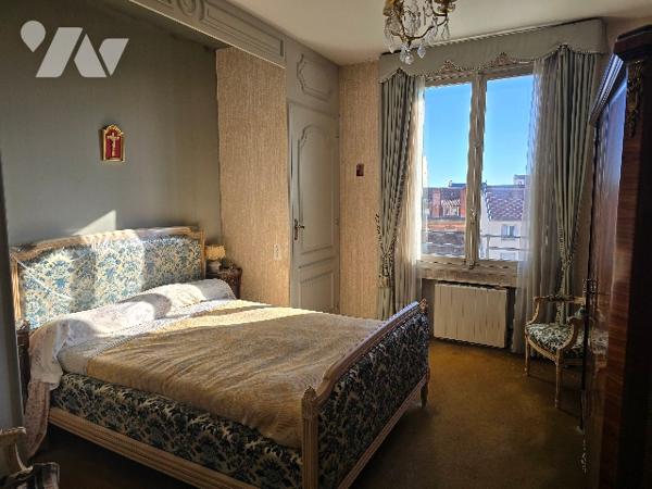 Appartement de type 4 de 98 m² au 5 éme étages, situé en centre-ville.