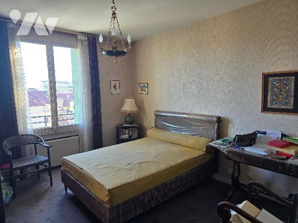 Appartement de type 4 de 98 m² au 5 éme étages, situé en centre-ville.