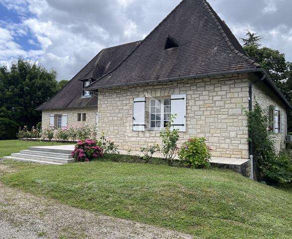 A vendre Très belle MAISON Périgourdine située côté ouest avec parc arboré