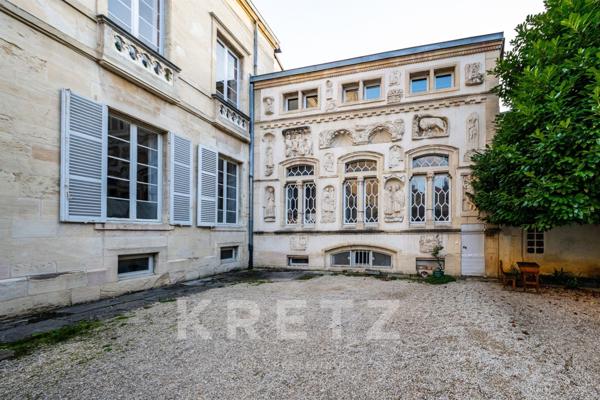 DIJON centre historique - Appartement de prestige au sein d'un hôtel particulier, stationnement priv