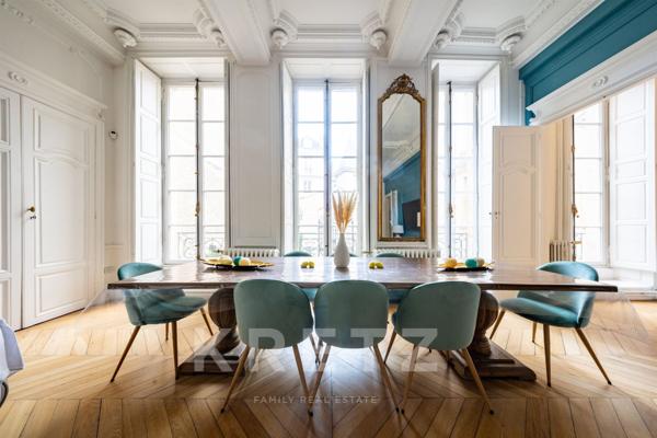 DIJON centre historique - Appartement de prestige au sein d'un hôtel particulier, stationnement priv