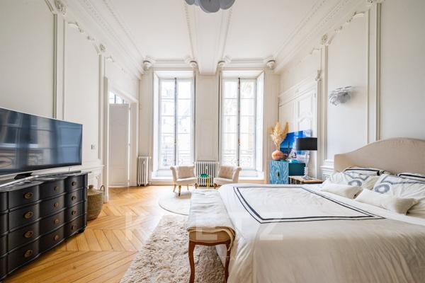 DIJON centre historique - Appartement de prestige au sein d'un hôtel particulier, stationnement priv