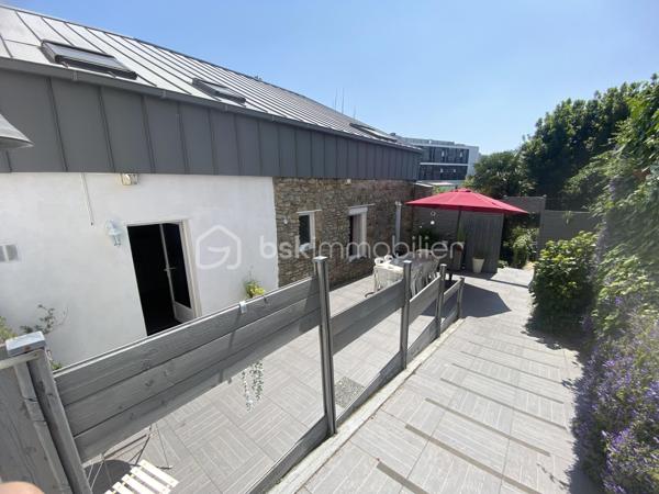 À quelques pas du centre historique et de toutes les commodités, découvrez cette maison de ville offrant une surface habitable totale de 225m2, comprenant une habitation principale et un appartement indépendant de 60m2.
Implantée sur un terrain de 451m2, sans vis-à-vis, cette propriété bénéficie également d'un atelier d'environ 60m2, offrant de nombreuses possibilités d'aménagement ou d'utilisation.

La maison principale :
Au rez-de-chaussée, vous découvrirez une cuisine aménagée ouverte sur une salle à manger, un vaste salon lumineux ainsi que des toilettes indépendantes.
Répartis sur deux étages, les espaces nuit comprennent quatre chambres très spacieuses et deux salles de bains avec toilettes, permettant d'accueillir confortablement une famille.

L'appartement indépendant :
D'une superficie d'environ 60m2, cet appartement dispose d'une cuisine ouverte sur une pièce de vie, d'une chambre et d'une salle d'eau avec toilettes.
Son indépendance constitue un véritable atout, que ce soit pour accueillir famille et amis ou disposer d'un espace distinct de l'habitation principale.

Un atelier aux multiples possibilités :
Un atelier d'environ 60m2 complète l'ensemble. Cet espace supplémentaire pourra répondre à différents projets, qu'ils soient professionnels, artistiques ou personnels.

Un espace privilégié :
La proximité immédiate du centre historique et des commerces, associée à un terrain préservé des regards, confère à cette propriété un intérêt particulier.
Un bien aux multiples possibilités, idéal pour une grande famille, un projet intergénérationnel...

Côté technique :
- Chauffage poêle à granulés complété par chauffage électrique 
- Toiture en bon état 
- Tout à l'égout
- Huisseries : Maison ; bois extérieur, PVC intérieur 
                       Appartement ; Huisseries en PVC changées en 2022
- Volets roulants manuels
- Cuisine équipée : réfrigérateur, four, plaque de cuisson, lave vaisselle
- Terrasse d'environ 40m2, exposition Sud