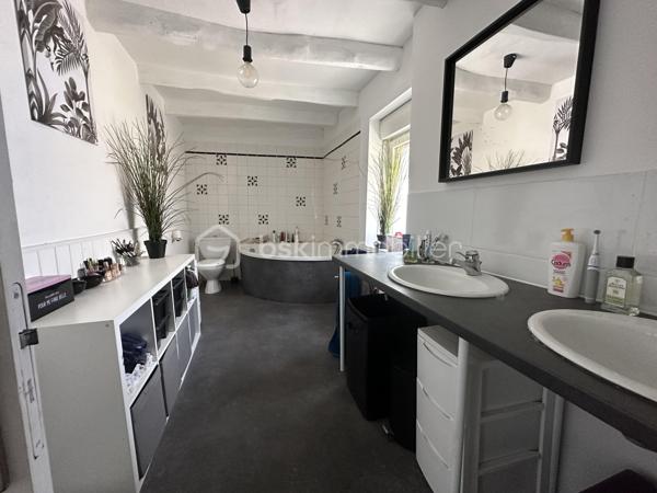 À quelques pas du centre historique et de toutes les commodités, découvrez cette maison de ville offrant une surface habitable totale de 225m2, comprenant une habitation principale et un appartement indépendant de 60m2.
Implantée sur un terrain de 451m2, sans vis-à-vis, cette propriété bénéficie également d'un atelier d'environ 60m2, offrant de nombreuses possibilités d'aménagement ou d'utilisation.

La maison principale :
Au rez-de-chaussée, vous découvrirez une cuisine aménagée ouverte sur une salle à manger, un vaste salon lumineux ainsi que des toilettes indépendantes.
Répartis sur deux étages, les espaces nuit comprennent quatre chambres très spacieuses et deux salles de bains avec toilettes, permettant d'accueillir confortablement une famille.

L'appartement indépendant :
D'une superficie d'environ 60m2, cet appartement dispose d'une cuisine ouverte sur une pièce de vie, d'une chambre et d'une salle d'eau avec toilettes.
Son indépendance constitue un véritable atout, que ce soit pour accueillir famille et amis ou disposer d'un espace distinct de l'habitation principale.

Un atelier aux multiples possibilités :
Un atelier d'environ 60m2 complète l'ensemble. Cet espace supplémentaire pourra répondre à différents projets, qu'ils soient professionnels, artistiques ou personnels.

Un espace privilégié :
La proximité immédiate du centre historique et des commerces, associée à un terrain préservé des regards, confère à cette propriété un intérêt particulier.
Un bien aux multiples possibilités, idéal pour une grande famille, un projet intergénérationnel...

Côté technique :
- Chauffage poêle à granulés complété par chauffage électrique 
- Toiture en bon état 
- Tout à l'égout
- Huisseries : Maison ; bois extérieur, PVC intérieur 
                       Appartement ; Huisseries en PVC changées en 2022
- Volets roulants manuels
- Cuisine équipée : réfrigérateur, four, plaque de cuisson, lave vaisselle
- Terrasse d'environ 40m2, exposition Sud