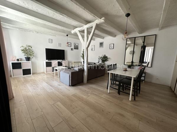 À quelques pas du centre historique et de toutes les commodités, découvrez cette maison de ville offrant une surface habitable totale de 225m2, comprenant une habitation principale et un appartement indépendant de 60m2.
Implantée sur un terrain de 451m2, sans vis-à-vis, cette propriété bénéficie également d'un atelier d'environ 60m2, offrant de nombreuses possibilités d'aménagement ou d'utilisation.

La maison principale :
Au rez-de-chaussée, vous découvrirez une cuisine aménagée ouverte sur une salle à manger, un vaste salon lumineux ainsi que des toilettes indépendantes.
Répartis sur deux étages, les espaces nuit comprennent quatre chambres très spacieuses et deux salles de bains avec toilettes, permettant d'accueillir confortablement une famille.

L'appartement indépendant :
D'une superficie d'environ 60m2, cet appartement dispose d'une cuisine ouverte sur une pièce de vie, d'une chambre et d'une salle d'eau avec toilettes.
Son indépendance constitue un véritable atout, que ce soit pour accueillir famille et amis ou disposer d'un espace distinct de l'habitation principale.

Un atelier aux multiples possibilités :
Un atelier d'environ 60m2 complète l'ensemble. Cet espace supplémentaire pourra répondre à différents projets, qu'ils soient professionnels, artistiques ou personnels.

Un espace privilégié :
La proximité immédiate du centre historique et des commerces, associée à un terrain préservé des regards, confère à cette propriété un intérêt particulier.
Un bien aux multiples possibilités, idéal pour une grande famille, un projet intergénérationnel...

Côté technique :
- Chauffage poêle à granulés complété par chauffage électrique 
- Toiture en bon état 
- Tout à l'égout
- Huisseries : Maison ; bois extérieur, PVC intérieur 
                       Appartement ; Huisseries en PVC changées en 2022
- Volets roulants manuels
- Cuisine équipée : réfrigérateur, four, plaque de cuisson, lave vaisselle
- Terrasse d'environ 40m2, exposition Sud