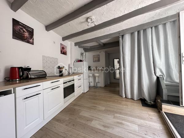 À quelques pas du centre historique et de toutes les commodités, découvrez cette maison de ville offrant une surface habitable totale de 225m2, comprenant une habitation principale et un appartement indépendant de 60m2.
Implantée sur un terrain de 451m2, sans vis-à-vis, cette propriété bénéficie également d'un atelier d'environ 60m2, offrant de nombreuses possibilités d'aménagement ou d'utilisation.

La maison principale :
Au rez-de-chaussée, vous découvrirez une cuisine aménagée ouverte sur une salle à manger, un vaste salon lumineux ainsi que des toilettes indépendantes.
Répartis sur deux étages, les espaces nuit comprennent quatre chambres très spacieuses et deux salles de bains avec toilettes, permettant d'accueillir confortablement une famille.

L'appartement indépendant :
D'une superficie d'environ 60m2, cet appartement dispose d'une cuisine ouverte sur une pièce de vie, d'une chambre et d'une salle d'eau avec toilettes.
Son indépendance constitue un véritable atout, que ce soit pour accueillir famille et amis ou disposer d'un espace distinct de l'habitation principale.

Un atelier aux multiples possibilités :
Un atelier d'environ 60m2 complète l'ensemble. Cet espace supplémentaire pourra répondre à différents projets, qu'ils soient professionnels, artistiques ou personnels.

Un espace privilégié :
La proximité immédiate du centre historique et des commerces, associée à un terrain préservé des regards, confère à cette propriété un intérêt particulier.
Un bien aux multiples possibilités, idéal pour une grande famille, un projet intergénérationnel...

Côté technique :
- Chauffage poêle à granulés complété par chauffage électrique 
- Toiture en bon état 
- Tout à l'égout
- Huisseries : Maison ; bois extérieur, PVC intérieur 
                       Appartement ; Huisseries en PVC changées en 2022
- Volets roulants manuels
- Cuisine équipée : réfrigérateur, four, plaque de cuisson, lave vaisselle
- Terrasse d'environ 40m2, exposition Sud