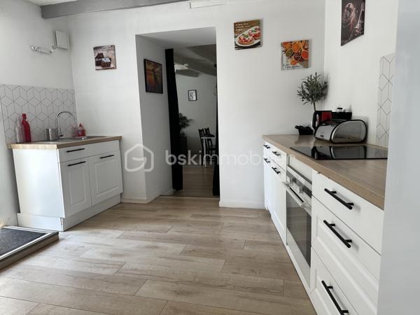 À quelques pas du centre historique et de toutes les commodités, découvrez cette maison de ville offrant une surface habitable totale de 225m2, comprenant une habitation principale et un appartement indépendant de 60m2.
Implantée sur un terrain de 451m2, sans vis-à-vis, cette propriété bénéficie également d'un atelier d'environ 60m2, offrant de nombreuses possibilités d'aménagement ou d'utilisation.

La maison principale :
Au rez-de-chaussée, vous découvrirez une cuisine aménagée ouverte sur une salle à manger, un vaste salon lumineux ainsi que des toilettes indépendantes.
Répartis sur deux étages, les espaces nuit comprennent quatre chambres très spacieuses et deux salles de bains avec toilettes, permettant d'accueillir confortablement une famille.

L'appartement indépendant :
D'une superficie d'environ 60m2, cet appartement dispose d'une cuisine ouverte sur une pièce de vie, d'une chambre et d'une salle d'eau avec toilettes.
Son indépendance constitue un véritable atout, que ce soit pour accueillir famille et amis ou disposer d'un espace distinct de l'habitation principale.

Un atelier aux multiples possibilités :
Un atelier d'environ 60m2 complète l'ensemble. Cet espace supplémentaire pourra répondre à différents projets, qu'ils soient professionnels, artistiques ou personnels.

Un espace privilégié :
La proximité immédiate du centre historique et des commerces, associée à un terrain préservé des regards, confère à cette propriété un intérêt particulier.
Un bien aux multiples possibilités, idéal pour une grande famille, un projet intergénérationnel...

Côté technique :
- Chauffage poêle à granulés complété par chauffage électrique 
- Toiture en bon état 
- Tout à l'égout
- Huisseries : Maison ; bois extérieur, PVC intérieur 
                       Appartement ; Huisseries en PVC changées en 2022
- Volets roulants manuels
- Cuisine équipée : réfrigérateur, four, plaque de cuisson, lave vaisselle
- Terrasse d'environ 40m2, exposition Sud