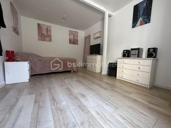 À quelques pas du centre historique et de toutes les commodités, découvrez cette maison de ville offrant une surface habitable totale de 225m2, comprenant une habitation principale et un appartement indépendant de 60m2.
Implantée sur un terrain de 451m2, sans vis-à-vis, cette propriété bénéficie également d'un atelier d'environ 60m2, offrant de nombreuses possibilités d'aménagement ou d'utilisation.

La maison principale :
Au rez-de-chaussée, vous découvrirez une cuisine aménagée ouverte sur une salle à manger, un vaste salon lumineux ainsi que des toilettes indépendantes.
Répartis sur deux étages, les espaces nuit comprennent quatre chambres très spacieuses et deux salles de bains avec toilettes, permettant d'accueillir confortablement une famille.

L'appartement indépendant :
D'une superficie d'environ 60m2, cet appartement dispose d'une cuisine ouverte sur une pièce de vie, d'une chambre et d'une salle d'eau avec toilettes.
Son indépendance constitue un véritable atout, que ce soit pour accueillir famille et amis ou disposer d'un espace distinct de l'habitation principale.

Un atelier aux multiples possibilités :
Un atelier d'environ 60m2 complète l'ensemble. Cet espace supplémentaire pourra répondre à différents projets, qu'ils soient professionnels, artistiques ou personnels.

Un espace privilégié :
La proximité immédiate du centre historique et des commerces, associée à un terrain préservé des regards, confère à cette propriété un intérêt particulier.
Un bien aux multiples possibilités, idéal pour une grande famille, un projet intergénérationnel...

Côté technique :
- Chauffage poêle à granulés complété par chauffage électrique 
- Toiture en bon état 
- Tout à l'égout
- Huisseries : Maison ; bois extérieur, PVC intérieur 
                       Appartement ; Huisseries en PVC changées en 2022
- Volets roulants manuels
- Cuisine équipée : réfrigérateur, four, plaque de cuisson, lave vaisselle
- Terrasse d'environ 40m2, exposition Sud