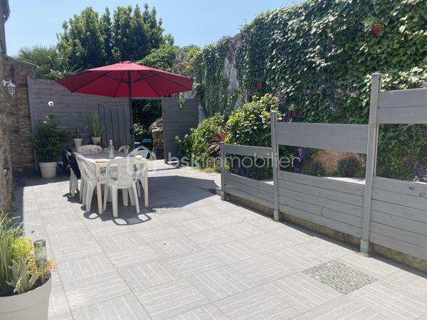 À quelques pas du centre historique et de toutes les commodités, découvrez cette maison de ville offrant une surface habitable totale de 225m2, comprenant une habitation principale et un appartement indépendant de 60m2.
Implantée sur un terrain de 451m2, sans vis-à-vis, cette propriété bénéficie également d'un atelier d'environ 60m2, offrant de nombreuses possibilités d'aménagement ou d'utilisation.

La maison principale :
Au rez-de-chaussée, vous découvrirez une cuisine aménagée ouverte sur une salle à manger, un vaste salon lumineux ainsi que des toilettes indépendantes.
Répartis sur deux étages, les espaces nuit comprennent quatre chambres très spacieuses et deux salles de bains avec toilettes, permettant d'accueillir confortablement une famille.

L'appartement indépendant :
D'une superficie d'environ 60m2, cet appartement dispose d'une cuisine ouverte sur une pièce de vie, d'une chambre et d'une salle d'eau avec toilettes.
Son indépendance constitue un véritable atout, que ce soit pour accueillir famille et amis ou disposer d'un espace distinct de l'habitation principale.

Un atelier aux multiples possibilités :
Un atelier d'environ 60m2 complète l'ensemble. Cet espace supplémentaire pourra répondre à différents projets, qu'ils soient professionnels, artistiques ou personnels.

Un espace privilégié :
La proximité immédiate du centre historique et des commerces, associée à un terrain préservé des regards, confère à cette propriété un intérêt particulier.
Un bien aux multiples possibilités, idéal pour une grande famille, un projet intergénérationnel...

Côté technique :
- Chauffage poêle à granulés complété par chauffage électrique 
- Toiture en bon état 
- Tout à l'égout
- Huisseries : Maison ; bois extérieur, PVC intérieur 
                       Appartement ; Huisseries en PVC changées en 2022
- Volets roulants manuels
- Cuisine équipée : réfrigérateur, four, plaque de cuisson, lave vaisselle
- Terrasse d'environ 40m2, exposition Sud