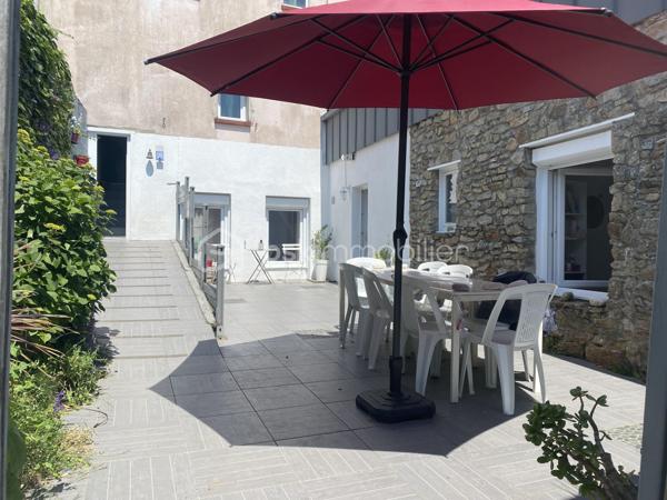 À quelques pas du centre historique et de toutes les commodités, découvrez cette maison de ville offrant une surface habitable totale de 225m2, comprenant une habitation principale et un appartement indépendant de 60m2.
Implantée sur un terrain de 451m2, sans vis-à-vis, cette propriété bénéficie également d'un atelier d'environ 60m2, offrant de nombreuses possibilités d'aménagement ou d'utilisation.

La maison principale :
Au rez-de-chaussée, vous découvrirez une cuisine aménagée ouverte sur une salle à manger, un vaste salon lumineux ainsi que des toilettes indépendantes.
Répartis sur deux étages, les espaces nuit comprennent quatre chambres très spacieuses et deux salles de bains avec toilettes, permettant d'accueillir confortablement une famille.

L'appartement indépendant :
D'une superficie d'environ 60m2, cet appartement dispose d'une cuisine ouverte sur une pièce de vie, d'une chambre et d'une salle d'eau avec toilettes.
Son indépendance constitue un véritable atout, que ce soit pour accueillir famille et amis ou disposer d'un espace distinct de l'habitation principale.

Un atelier aux multiples possibilités :
Un atelier d'environ 60m2 complète l'ensemble. Cet espace supplémentaire pourra répondre à différents projets, qu'ils soient professionnels, artistiques ou personnels.

Un espace privilégié :
La proximité immédiate du centre historique et des commerces, associée à un terrain préservé des regards, confère à cette propriété un intérêt particulier.
Un bien aux multiples possibilités, idéal pour une grande famille, un projet intergénérationnel...

Côté technique :
- Chauffage poêle à granulés complété par chauffage électrique 
- Toiture en bon état 
- Tout à l'égout
- Huisseries : Maison ; bois extérieur, PVC intérieur 
                       Appartement ; Huisseries en PVC changées en 2022
- Volets roulants manuels
- Cuisine équipée : réfrigérateur, four, plaque de cuisson, lave vaisselle
- Terrasse d'environ 40m2, exposition Sud