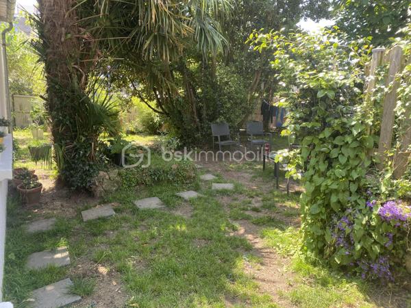 À quelques pas du centre historique et de toutes les commodités, découvrez cette maison de ville offrant une surface habitable totale de 225m2, comprenant une habitation principale et un appartement indépendant de 60m2.
Implantée sur un terrain de 451m2, sans vis-à-vis, cette propriété bénéficie également d'un atelier d'environ 60m2, offrant de nombreuses possibilités d'aménagement ou d'utilisation.

La maison principale :
Au rez-de-chaussée, vous découvrirez une cuisine aménagée ouverte sur une salle à manger, un vaste salon lumineux ainsi que des toilettes indépendantes.
Répartis sur deux étages, les espaces nuit comprennent quatre chambres très spacieuses et deux salles de bains avec toilettes, permettant d'accueillir confortablement une famille.

L'appartement indépendant :
D'une superficie d'environ 60m2, cet appartement dispose d'une cuisine ouverte sur une pièce de vie, d'une chambre et d'une salle d'eau avec toilettes.
Son indépendance constitue un véritable atout, que ce soit pour accueillir famille et amis ou disposer d'un espace distinct de l'habitation principale.

Un atelier aux multiples possibilités :
Un atelier d'environ 60m2 complète l'ensemble. Cet espace supplémentaire pourra répondre à différents projets, qu'ils soient professionnels, artistiques ou personnels.

Un espace privilégié :
La proximité immédiate du centre historique et des commerces, associée à un terrain préservé des regards, confère à cette propriété un intérêt particulier.
Un bien aux multiples possibilités, idéal pour une grande famille, un projet intergénérationnel...

Côté technique :
- Chauffage poêle à granulés complété par chauffage électrique 
- Toiture en bon état 
- Tout à l'égout
- Huisseries : Maison ; bois extérieur, PVC intérieur 
                       Appartement ; Huisseries en PVC changées en 2022
- Volets roulants manuels
- Cuisine équipée : réfrigérateur, four, plaque de cuisson, lave vaisselle
- Terrasse d'environ 40m2, exposition Sud