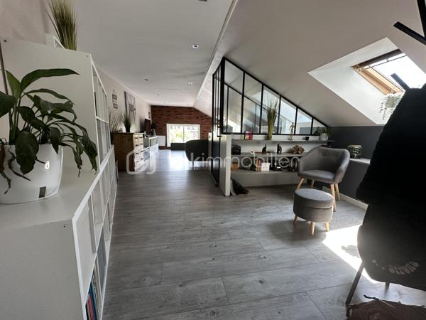 À quelques pas du centre historique et de toutes les commodités, découvrez cette maison de ville offrant une surface habitable totale de 225m2, comprenant une habitation principale et un appartement indépendant de 60m2.
Implantée sur un terrain de 451m2, sans vis-à-vis, cette propriété bénéficie également d'un atelier d'environ 60m2, offrant de nombreuses possibilités d'aménagement ou d'utilisation.

La maison principale :
Au rez-de-chaussée, vous découvrirez une cuisine aménagée ouverte sur une salle à manger, un vaste salon lumineux ainsi que des toilettes indépendantes.
Répartis sur deux étages, les espaces nuit comprennent quatre chambres très spacieuses et deux salles de bains avec toilettes, permettant d'accueillir confortablement une famille.

L'appartement indépendant :
D'une superficie d'environ 60m2, cet appartement dispose d'une cuisine ouverte sur une pièce de vie, d'une chambre et d'une salle d'eau avec toilettes.
Son indépendance constitue un véritable atout, que ce soit pour accueillir famille et amis ou disposer d'un espace distinct de l'habitation principale.

Un atelier aux multiples possibilités :
Un atelier d'environ 60m2 complète l'ensemble. Cet espace supplémentaire pourra répondre à différents projets, qu'ils soient professionnels, artistiques ou personnels.

Un espace privilégié :
La proximité immédiate du centre historique et des commerces, associée à un terrain préservé des regards, confère à cette propriété un intérêt particulier.
Un bien aux multiples possibilités, idéal pour une grande famille, un projet intergénérationnel...

Côté technique :
- Chauffage poêle à granulés complété par chauffage électrique 
- Toiture en bon état 
- Tout à l'égout
- Huisseries : Maison ; bois extérieur, PVC intérieur 
                       Appartement ; Huisseries en PVC changées en 2022
- Volets roulants manuels
- Cuisine équipée : réfrigérateur, four, plaque de cuisson, lave vaisselle
- Terrasse d'environ 40m2, exposition Sud