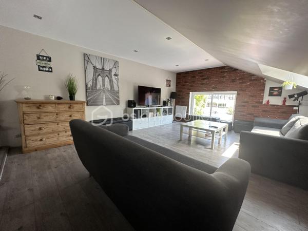 À quelques pas du centre historique et de toutes les commodités, découvrez cette maison de ville offrant une surface habitable totale de 225m2, comprenant une habitation principale et un appartement indépendant de 60m2.
Implantée sur un terrain de 451m2, sans vis-à-vis, cette propriété bénéficie également d'un atelier d'environ 60m2, offrant de nombreuses possibilités d'aménagement ou d'utilisation.

La maison principale :
Au rez-de-chaussée, vous découvrirez une cuisine aménagée ouverte sur une salle à manger, un vaste salon lumineux ainsi que des toilettes indépendantes.
Répartis sur deux étages, les espaces nuit comprennent quatre chambres très spacieuses et deux salles de bains avec toilettes, permettant d'accueillir confortablement une famille.

L'appartement indépendant :
D'une superficie d'environ 60m2, cet appartement dispose d'une cuisine ouverte sur une pièce de vie, d'une chambre et d'une salle d'eau avec toilettes.
Son indépendance constitue un véritable atout, que ce soit pour accueillir famille et amis ou disposer d'un espace distinct de l'habitation principale.

Un atelier aux multiples possibilités :
Un atelier d'environ 60m2 complète l'ensemble. Cet espace supplémentaire pourra répondre à différents projets, qu'ils soient professionnels, artistiques ou personnels.

Un espace privilégié :
La proximité immédiate du centre historique et des commerces, associée à un terrain préservé des regards, confère à cette propriété un intérêt particulier.
Un bien aux multiples possibilités, idéal pour une grande famille, un projet intergénérationnel...

Côté technique :
- Chauffage poêle à granulés complété par chauffage électrique 
- Toiture en bon état 
- Tout à l'égout
- Huisseries : Maison ; bois extérieur, PVC intérieur 
                       Appartement ; Huisseries en PVC changées en 2022
- Volets roulants manuels
- Cuisine équipée : réfrigérateur, four, plaque de cuisson, lave vaisselle
- Terrasse d'environ 40m2, exposition Sud