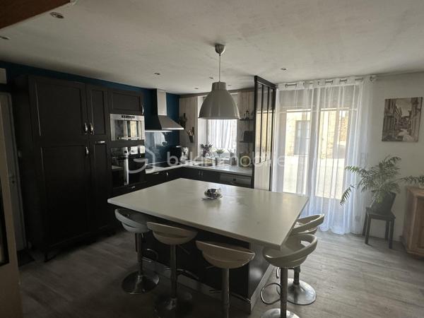À quelques pas du centre historique et de toutes les commodités, découvrez cette maison de ville offrant une surface habitable totale de 225m2, comprenant une habitation principale et un appartement indépendant de 60m2.
Implantée sur un terrain de 451m2, sans vis-à-vis, cette propriété bénéficie également d'un atelier d'environ 60m2, offrant de nombreuses possibilités d'aménagement ou d'utilisation.

La maison principale :
Au rez-de-chaussée, vous découvrirez une cuisine aménagée ouverte sur une salle à manger, un vaste salon lumineux ainsi que des toilettes indépendantes.
Répartis sur deux étages, les espaces nuit comprennent quatre chambres très spacieuses et deux salles de bains avec toilettes, permettant d'accueillir confortablement une famille.

L'appartement indépendant :
D'une superficie d'environ 60m2, cet appartement dispose d'une cuisine ouverte sur une pièce de vie, d'une chambre et d'une salle d'eau avec toilettes.
Son indépendance constitue un véritable atout, que ce soit pour accueillir famille et amis ou disposer d'un espace distinct de l'habitation principale.

Un atelier aux multiples possibilités :
Un atelier d'environ 60m2 complète l'ensemble. Cet espace supplémentaire pourra répondre à différents projets, qu'ils soient professionnels, artistiques ou personnels.

Un espace privilégié :
La proximité immédiate du centre historique et des commerces, associée à un terrain préservé des regards, confère à cette propriété un intérêt particulier.
Un bien aux multiples possibilités, idéal pour une grande famille, un projet intergénérationnel...

Côté technique :
- Chauffage poêle à granulés complété par chauffage électrique 
- Toiture en bon état 
- Tout à l'égout
- Huisseries : Maison ; bois extérieur, PVC intérieur 
                       Appartement ; Huisseries en PVC changées en 2022
- Volets roulants manuels
- Cuisine équipée : réfrigérateur, four, plaque de cuisson, lave vaisselle
- Terrasse d'environ 40m2, exposition Sud
