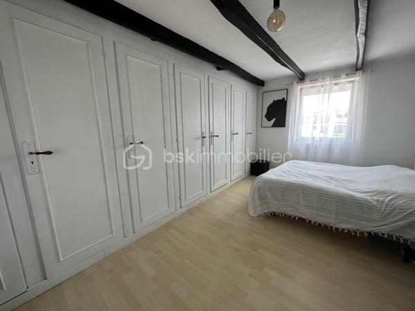 À quelques pas du centre historique et de toutes les commodités, découvrez cette maison de ville offrant une surface habitable totale de 225m2, comprenant une habitation principale et un appartement indépendant de 60m2.
Implantée sur un terrain de 451m2, sans vis-à-vis, cette propriété bénéficie également d'un atelier d'environ 60m2, offrant de nombreuses possibilités d'aménagement ou d'utilisation.

La maison principale :
Au rez-de-chaussée, vous découvrirez une cuisine aménagée ouverte sur une salle à manger, un vaste salon lumineux ainsi que des toilettes indépendantes.
Répartis sur deux étages, les espaces nuit comprennent quatre chambres très spacieuses et deux salles de bains avec toilettes, permettant d'accueillir confortablement une famille.

L'appartement indépendant :
D'une superficie d'environ 60m2, cet appartement dispose d'une cuisine ouverte sur une pièce de vie, d'une chambre et d'une salle d'eau avec toilettes.
Son indépendance constitue un véritable atout, que ce soit pour accueillir famille et amis ou disposer d'un espace distinct de l'habitation principale.

Un atelier aux multiples possibilités :
Un atelier d'environ 60m2 complète l'ensemble. Cet espace supplémentaire pourra répondre à différents projets, qu'ils soient professionnels, artistiques ou personnels.

Un espace privilégié :
La proximité immédiate du centre historique et des commerces, associée à un terrain préservé des regards, confère à cette propriété un intérêt particulier.
Un bien aux multiples possibilités, idéal pour une grande famille, un projet intergénérationnel...

Côté technique :
- Chauffage poêle à granulés complété par chauffage électrique 
- Toiture en bon état 
- Tout à l'égout
- Huisseries : Maison ; bois extérieur, PVC intérieur 
                       Appartement ; Huisseries en PVC changées en 2022
- Volets roulants manuels
- Cuisine équipée : réfrigérateur, four, plaque de cuisson, lave vaisselle
- Terrasse d'environ 40m2, exposition Sud