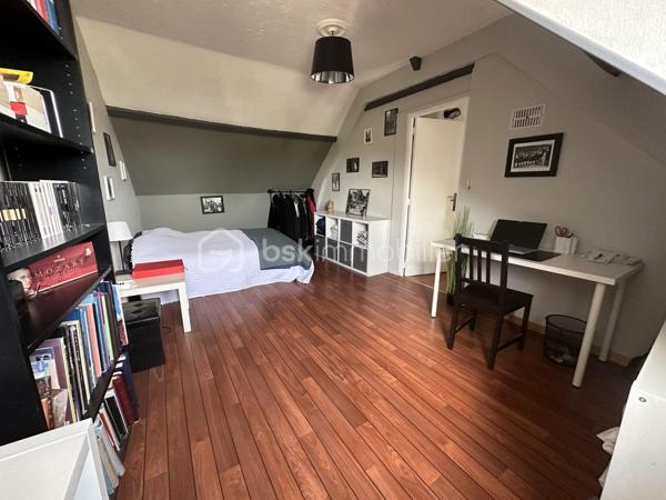 À quelques pas du centre historique et de toutes les commodités, découvrez cette maison de ville offrant une surface habitable totale de 225m2, comprenant une habitation principale et un appartement indépendant de 60m2.
Implantée sur un terrain de 451m2, sans vis-à-vis, cette propriété bénéficie également d'un atelier d'environ 60m2, offrant de nombreuses possibilités d'aménagement ou d'utilisation.

La maison principale :
Au rez-de-chaussée, vous découvrirez une cuisine aménagée ouverte sur une salle à manger, un vaste salon lumineux ainsi que des toilettes indépendantes.
Répartis sur deux étages, les espaces nuit comprennent quatre chambres très spacieuses et deux salles de bains avec toilettes, permettant d'accueillir confortablement une famille.

L'appartement indépendant :
D'une superficie d'environ 60m2, cet appartement dispose d'une cuisine ouverte sur une pièce de vie, d'une chambre et d'une salle d'eau avec toilettes.
Son indépendance constitue un véritable atout, que ce soit pour accueillir famille et amis ou disposer d'un espace distinct de l'habitation principale.

Un atelier aux multiples possibilités :
Un atelier d'environ 60m2 complète l'ensemble. Cet espace supplémentaire pourra répondre à différents projets, qu'ils soient professionnels, artistiques ou personnels.

Un espace privilégié :
La proximité immédiate du centre historique et des commerces, associée à un terrain préservé des regards, confère à cette propriété un intérêt particulier.
Un bien aux multiples possibilités, idéal pour une grande famille, un projet intergénérationnel...

Côté technique :
- Chauffage poêle à granulés complété par chauffage électrique 
- Toiture en bon état 
- Tout à l'égout
- Huisseries : Maison ; bois extérieur, PVC intérieur 
                       Appartement ; Huisseries en PVC changées en 2022
- Volets roulants manuels
- Cuisine équipée : réfrigérateur, four, plaque de cuisson, lave vaisselle
- Terrasse d'environ 40m2, exposition Sud